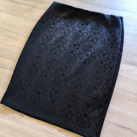 |3/$30| Damascus Velvet Goth Skirt - Picture 1 of 3